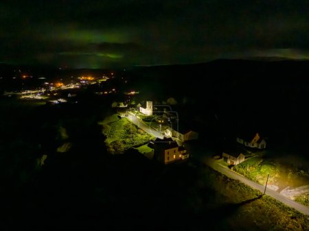 Vista aérea nocturna de Portnoo en el Condado de Donegal, Irlanda