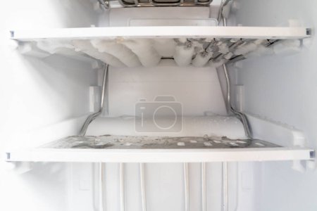 Foto de Hielo en el congelador, Descongelación de la nevera y el congelador. - Imagen libre de derechos