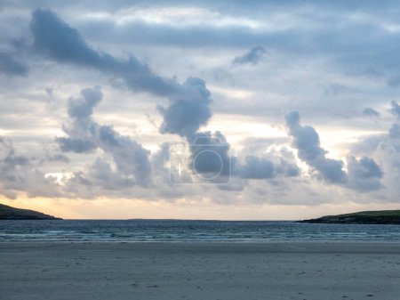 Hermosa puesta de sol en la playa de Portnoo Narin en el Condado de Donegal - Irlanda.