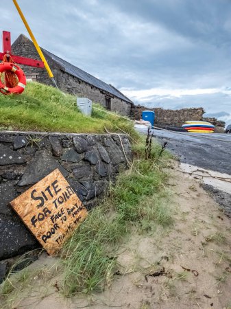 Téléchargez les photos : Panneau expliquant où trouver les toilettes au port de Portnoo - Comté de Donegal, Irlande - en image libre de droit