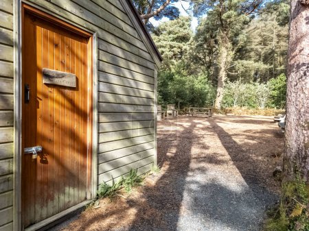 Foto de Casa de madera en un bosque en el Condado de Donegal - Irlanda, Señal explicando en irlandés e inglés: Nature Cabin. - Imagen libre de derechos