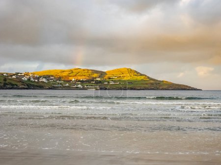 Hermoso arco iris en la playa de Portnoo Narin en el Condado de Donegal - Irlanda