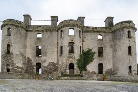 Foto de Ballyshannon, Condado de Donegal, Irlanda - 21 de enero de 2022: Conducir hacia los restos de la magnífica casa del siglo XVIII. - Imagen libre de derechos