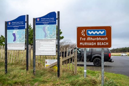 Foto de MURVAGH, CONDADO DE DONEGAL, IRLANDA - 21 DE ENERO DE 2022: Señal explicando la playa. - Imagen libre de derechos