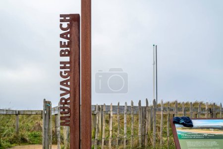 Foto de MURVAGH, COUNTY DONEGAL, IRELAND - JANUARY 21 2022 : Sign explaining the beach. - Imagen libre de derechos