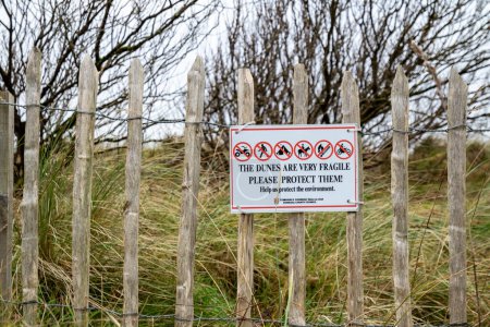 Téléchargez les photos : MURVAGH, COUNTY DONEGAL, IRLANDE - 21 JANVIER 2022 : Panneau expliquant que les dunes sont très fragiles. - en image libre de droit