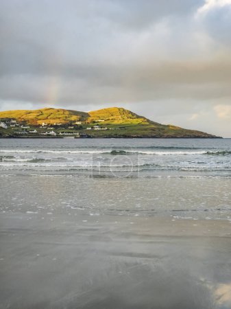 Hermoso arco iris en la playa de Portnoo Narin en el Condado de Donegal - Irlanda