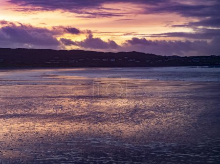 Hermosa puesta de sol en la playa de Portnoo Narin en el Condado de Donegal - Irlanda