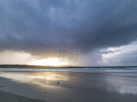 Dramatische Wolken über Narin Strand, einem schönen großen Strand mit blauer Flagge in Portnoo, County Donegal - Irland