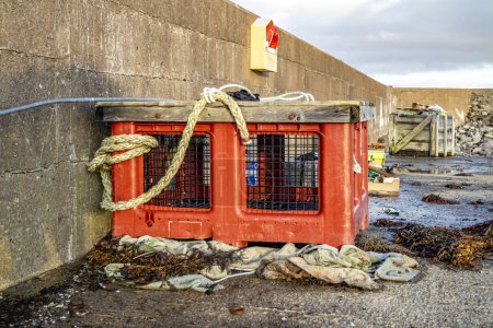 Rote Aufbewahrungsbox im irischen Hafen in County Donegal.