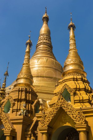 Téléchargez les photos : Shwedagon Paya est la pagode bouddhiste dorée la plus sacrée du Myanmar. Yangon, Myanmar - en image libre de droit