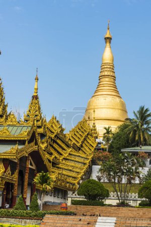 Téléchargez les photos : Escalier sud menant à Shwedagon Paya, la pagode bouddhiste dorée la plus sacrée du Myanmar. Yangon, Myanmar - en image libre de droit