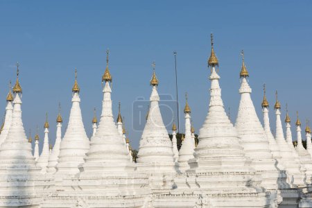 Téléchargez les photos : La pagode Kuthodaw contient le plus grand livre du monde. Il y a 729 stupas blancs avec des grottes avec une dalle de marbre à l'intérieur - page avec inscription bouddhiste. Mandalay, Myanmar - en image libre de droit