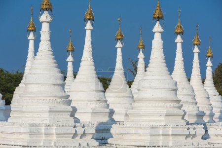 Téléchargez les photos : La pagode Kuthodaw contient le plus grand livre du monde. Il y a 729 stupas blancs avec des grottes avec une dalle de marbre à l'intérieur - page avec inscription bouddhiste. Mandalay, Myanmar - en image libre de droit