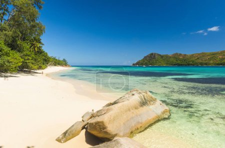 Téléchargez les photos : Belle plage Anse Boudin vue depuis les rochers de granit, île de Praslin, Seychelles
. - en image libre de droit