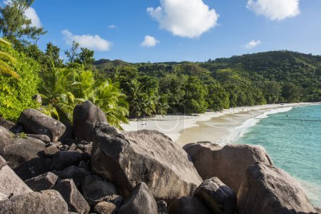 Téléchargez les photos : Belle et célèbre plage Anse Lazio vue depuis les rochers de granit, île de Praslin, Seychelles
. - en image libre de droit
