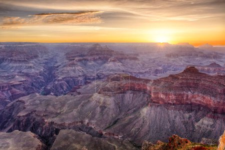 Téléchargez les photos : Belles couleurs et formes du Grand Canyon peu après le coucher du soleil à Yavapai Point. Arizona, États-Unis - en image libre de droit