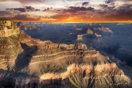 Téléchargez les photos : Belles couleurs et formes du Grand Canyon peu après le coucher du soleil à Yavapai Point. Arizona, États-Unis - en image libre de droit
