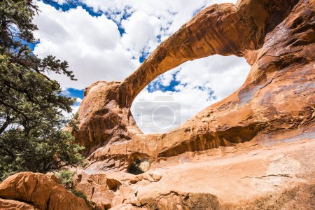 Téléchargez les photos : Photo d'un jour de Double O Arch. Parc national des Arches, Utah - États-Unis - en image libre de droit