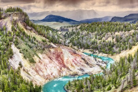 Téléchargez les photos : Turquoise Yellowstone river and its meanders . Yellowstone National Park, Wyoming, USA - en image libre de droit
