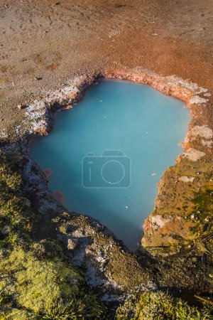 Téléchargez les photos : Belle source chaude bleue. Artist's Paintpots area. Yellowstone National Park, Wyoming, États-Unis - en image libre de droit