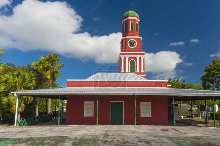 Téléchargez les photos : Célèbre tour de l'horloge rouge sur le poste de garde principal de la Garnison Savannah quartier historique de la garnison UNESCO Bridgetown, Barbade - en image libre de droit