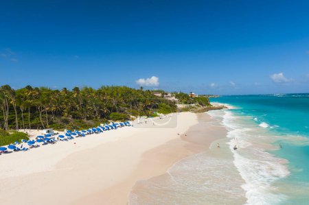 Téléchargez les photos : Crane Beach est l'une des plus belles plages de l'île caribéenne de la Barbade. C'est un paradis tropical avec des palmiers suspendus au-dessus de la mer turquoise - en image libre de droit