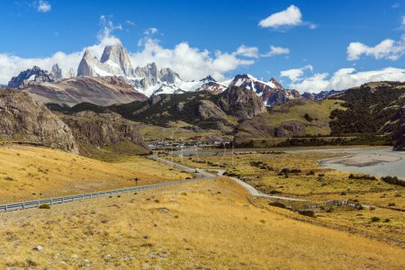 Téléchargez les photos : Route vers la ville d'El Chalten et panorama de montagne avec le pic Fitz Roy au parc national Los Glaciares, Argentine - en image libre de droit
