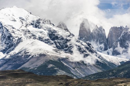 Téléchargez les photos : Torres del Paine culmine dans les nuages. Parc national des Torres del Paine, Chili - en image libre de droit