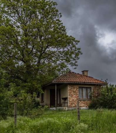 Antigua casa abandonada en el pueblo cerca de Sofía, Bulgaria