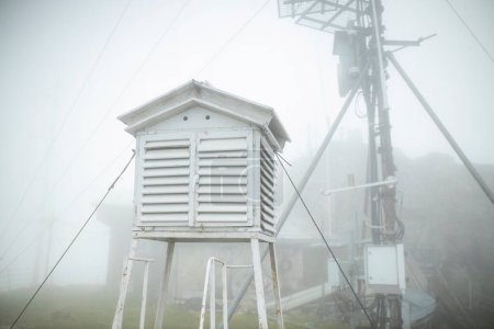 Téléchargez les photos : Station météorologique dans la scène de brouillard. concept de météorologie - en image libre de droit