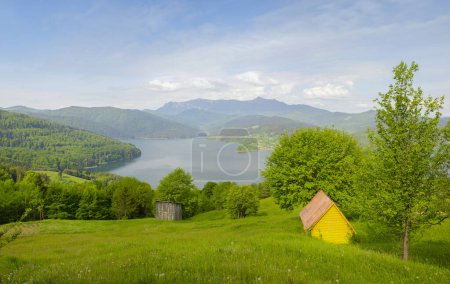 Téléchargez les photos : Vue sur le lac et la montagne, Bicaz et Ceahlau. Roumanie rurale - en image libre de droit