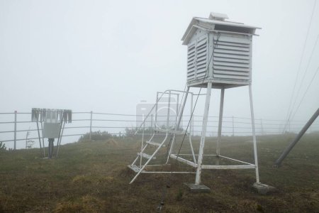 Téléchargez les photos : Station météorologique dans le brouillard. concept de météorologie - en image libre de droit