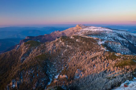 Téléchargez les photos : Coucher de soleil dans la montagne Ceahlau, Roumanie. scène de neige - en image libre de droit