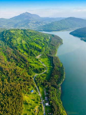 Téléchargez les photos : Paysage montagneux du lac Bicaz et Ceahlau (Roumanie) - en image libre de droit