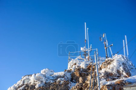 Téléchargez les photos : Instruments de station météorologique avec fond bleu ciel - en image libre de droit
