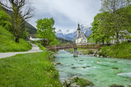 Téléchargez les photos : Eglise Ramsau en Bavière, Allemagne Alpes. paysage d'été avec rivière - en image libre de droit