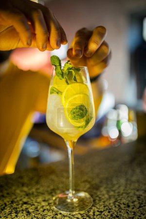 Téléchargez les photos : Barman faire boisson rafraîchissante cocktail - en image libre de droit