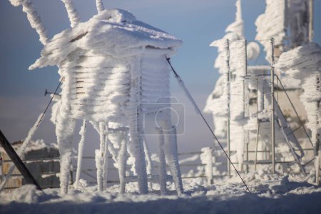 Téléchargez les photos : Instruments gelés à la station météorologique. hiver montagne scène - en image libre de droit