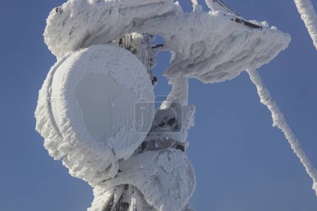 Téléchargez les photos : Antenne gelée à la station météorologique, scène d'hiver - en image libre de droit