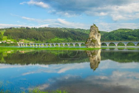 Téléchargez les photos : Piatra Teiului pierre calcaire et viaduc du lac Bicaz, Roumanie - en image libre de droit