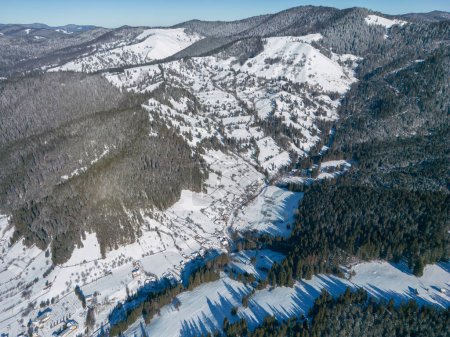 Téléchargez les photos : Vue aérienne du village d'hiver en Roumanie - en image libre de droit