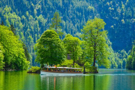 Téléchargez les photos : Bateau à passagers ou navire sur le lac. Forêt avec arbres en arrière-plan - en image libre de droit