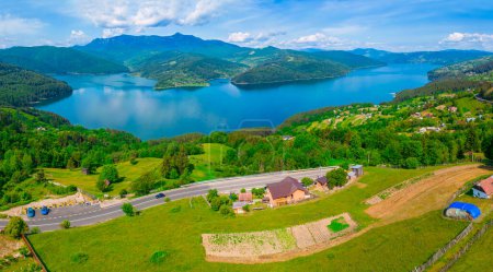 Téléchargez les photos : Panorama du lac Bicaz et de la montagne Ceahlau en Roumanie, paysage estival - en image libre de droit