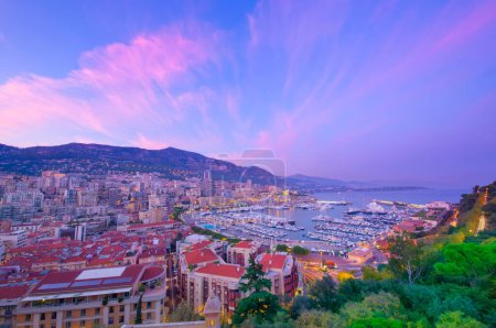 Téléchargez les photos : Ville de Monte Carlo à Monaco la nuit - en image libre de droit