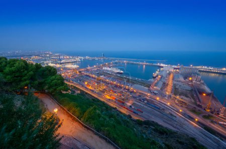 Téléchargez les photos : Port de Barcelone. nuit vue ville, Espagne - en image libre de droit