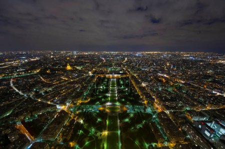 Téléchargez les photos : Paris la nuit, France. Vue depuis le sommet de la Tour Eiffel - en image libre de droit