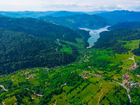 Téléchargez les photos : Lac bicaz et prairie verte, vue aérienne. Potoci, Roumanie, scène d'été - en image libre de droit