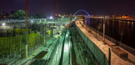 Téléchargez les photos : Chantier de construction de bâtiments la nuit, Dubaï - en image libre de droit