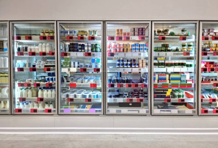 Téléchargez les photos : Produits laitiers, nourriture au réfrigérateur du supermarché. image commerciale - en image libre de droit